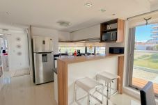 Apartamento en Punta del Este - PHPunta Chronos, terraza con deck y parrillero