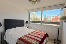Apartamento en Punta del Este - PHPunta Chronos, terraza con deck y parrillero