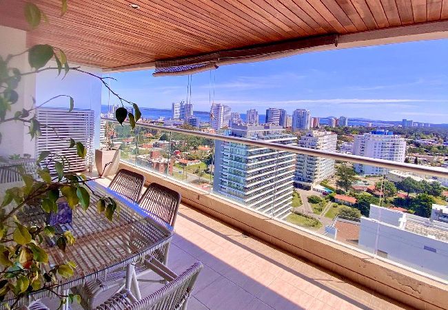 Apartamento en Punta del Este - PHPunta Icon Brava 18, terraza con vista al mar