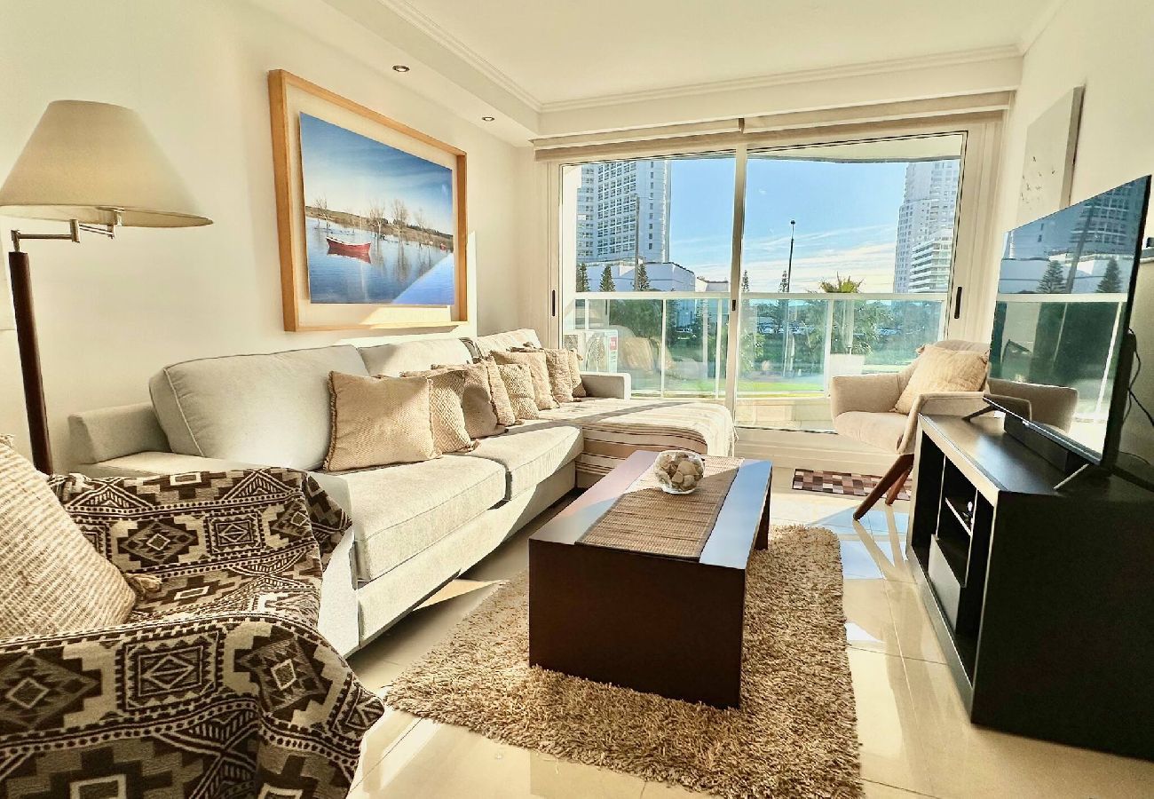 Apartamento en Punta del Este - PHPunta Casino 1, 2 suites +1/2 dorm y BBQ propia 