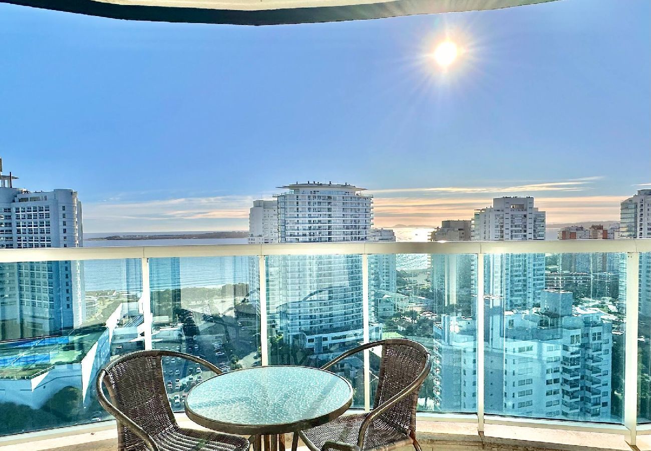 Apartamento en Punta del Este - PHPunta Casino 20, Vista al Mar, 2 Suites y BBQ 