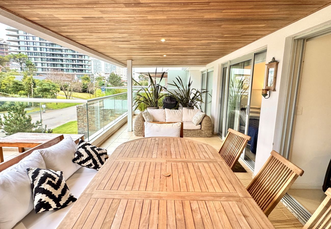 Apartamento en Punta del Este - PHPunta Icon Brava 004 Gran Terraza a 50m de Playa