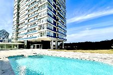 Piscina externa com solário e vistas abertas