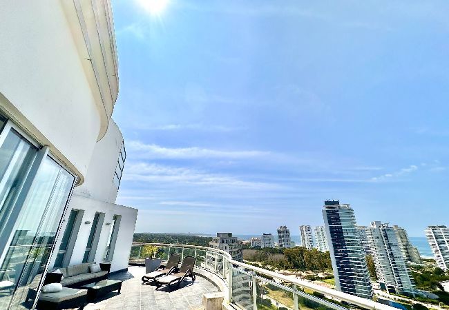 Varanda ampla com móveis externos e churrasqueira em dúplex premium