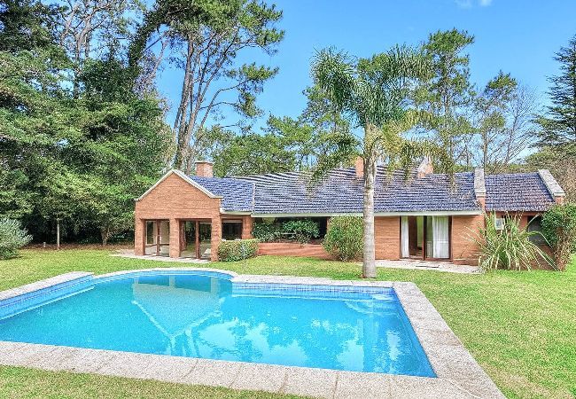 House in Punta del Este - PHPunta Señuelo, 5 Bedrooms, Beautiful Yard, Pool and BBQ