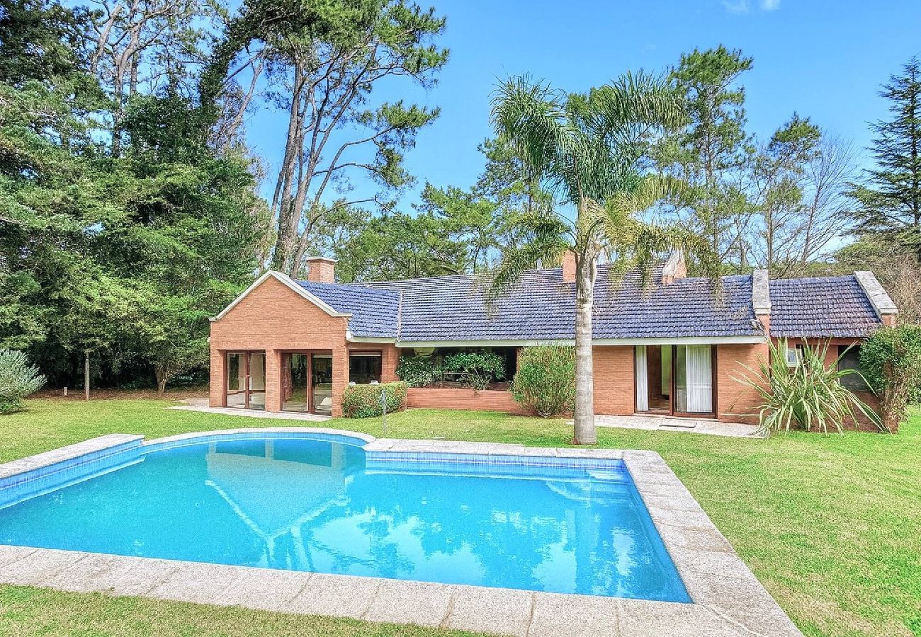 House in Punta del Este - PHPunta Señuelo, 5 Bedrooms, Beautiful Yard, Pool and BBQ